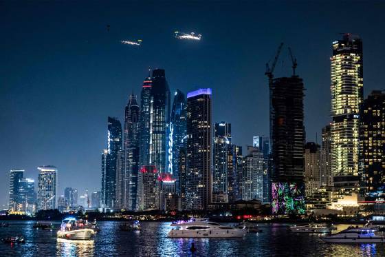 Henley & Partners projects that 9,800 millionaires will move to the United Arab Emirates (UAE) this year, making it the top country for net inflows. The photo shows the area near the Marina in Dubai, the UAE’s largest city. [AFP/YONHAP]