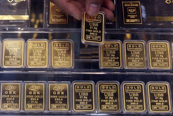 Gold bars are on display at a gold exchange office in Seoul on Oct. 2. [NEWS1]