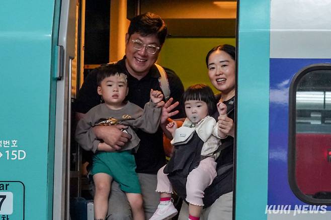 추석 연휴를 앞둔 2일 서울역에서 한 가족이 기차에 오르고 있다. 유희태 기자&nbsp;