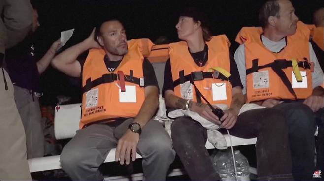 8일(현지시간) 이스라엘군에 나포된 구호선단 활동가들. 로이터 연합뉴스