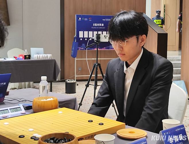 ‘바둑 황제’ 신진서 9단이 란커배 16강에서 중국 강호 랴오위안허 9단에게 완승을 거뒀다.