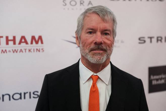 마이클 세일러 스트레티지 회장이 지난달 17일(현지시간) 미국 뉴욕에서 열린 암호화폐 행사에 참석해 기념촬영을 하고 있다. 로이터연합뉴스