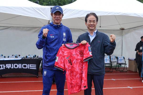 7일 고양종합운동장 보조경기장에서 진행된 축구 국가대표팀 공개훈련에 앞서 이동환 고양특례시장이 홍명보 감독과 선수들의 친필 사인이 담긴 국가대표 유니폼을 들고 기념촬영을 하고 있다. 고양특례시 제공