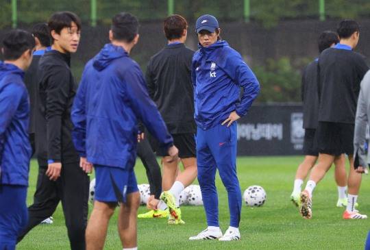 생각에 잠긴 홍명보 감독. 사진[연합뉴스]