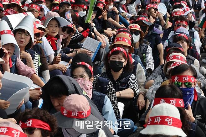 민주노총 공공운수노조 인천공항지역지부 노조원들이 2일 인천공항 제1여객터미널에서 열린 전면파업 2일차 결의대회에서 참석자들이 구호를 외치고 있다. 이들은 3조 2교대 근무체계의 4조 2교대 전환, 모·자회사 불공정 계약 근절, 낙찰률 임의 적용 폐지 등을 요구했다. 2025.10.02 [한주형기자]