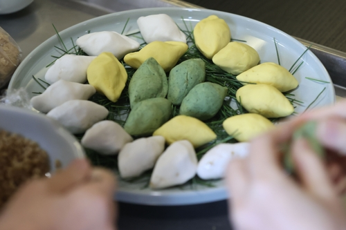 추석 전날 온 가족이 모여 송편을 빚던 시절은 코로나 팬데믹 이후 추억이 됐다. 전문가의 손길로 빚어낸 송편을 사서 먹는 쪽이 더 맛있기도 하지만, 넘어가자. [사진 출처=연합뉴스]