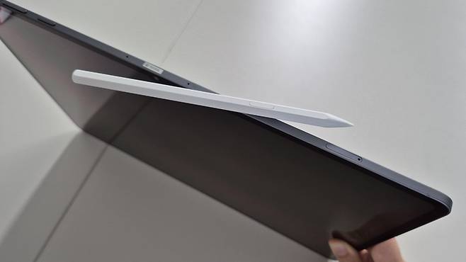 갤럭시 탭 S11 울트라 옆면에 부착된 S펜의 모습이다.  다만 자력이 약해 이동 중 S펜이 종종 태블릿에서 이탈하는 아쉬움이 있었다. <사진=고민서 기자>