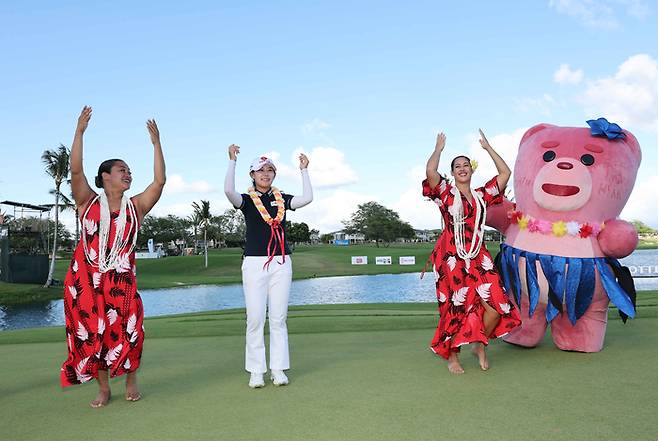 황유민이 5일(한국시간) 미국 하와이주 오아후섬 에바비치의 호아칼레이 컨트리클럽에서 열린 롯데 챔피언십에서 우승한 뒤 세리머니를 하고 있다. 대홍기획