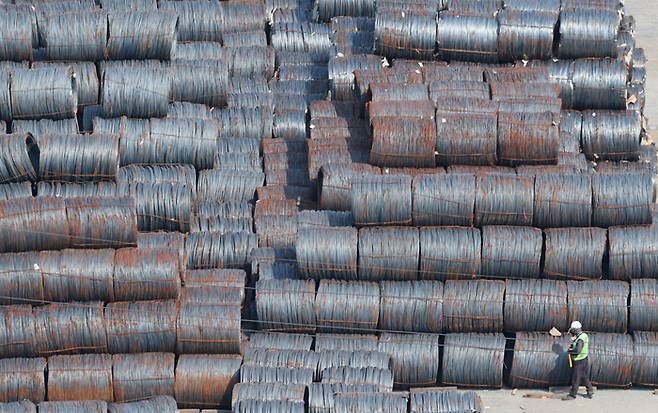 경기 평택시 포승읍 평택항에 철강 제품들이 쌓여있는 모습. [사진 = 뉴스1]