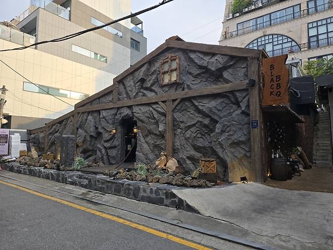 서울 강남구 압구정 로데오 상권에 위치한 ‘제주옥탑 블랙BBQ’ 전경. 신한은행