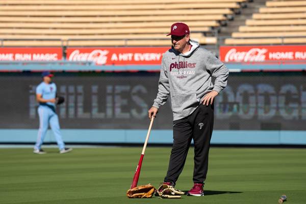 롭 톰슨 감독이 훈련을 지켜보고 있다. 사진= AP= 연합뉴스 제공
