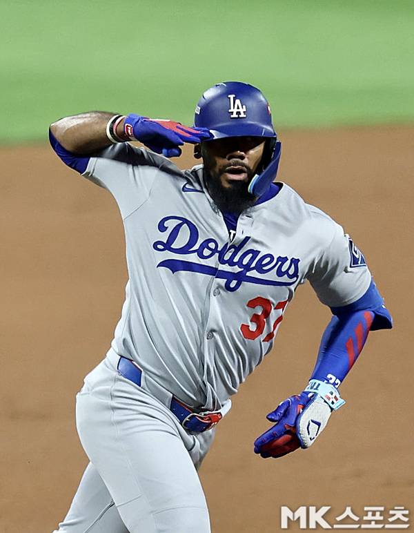 테오스카 에르난데스가 홈런을 때린 뒤 베이스를 돌고 있다. 사진(美 필라델피아)= 고홍석 통신원