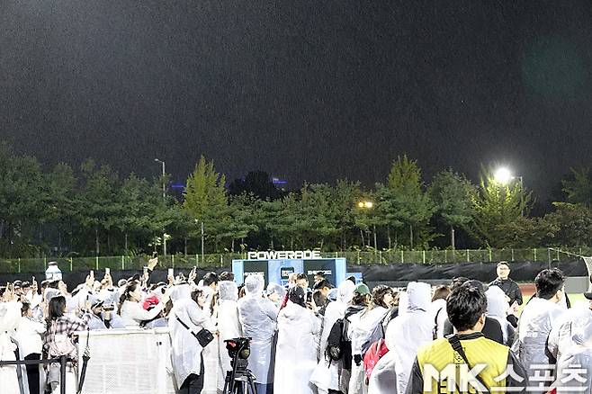 1년 4개월 만에 열린 오픈 트레이닝을 찾은 팬들. 사진=이근승 기자