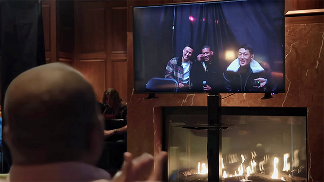 데이나 화이트 UFC 회장 겸 최고경영자가 2024년 12월 Lookin‘ for a Fight로 진행된 ZFN 2 시청 후 화상 통화로 마테우스 카밀루에게 영입을 통보하며 축하해주고 있다. 화면 왼쪽은 ‘코리안 좀비’ 정찬성 ZFN 대표, 오른쪽은 역시 UFC로 직행한 유주상. 사진=TKO