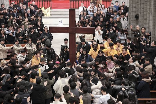 정순택 천주교 서울대교구장이 29일 서울 중구 명동대성당에서 열린 2027 서울 세계청년대회(WYD) 십자가, 이콘 환영의 밤 행사에서 WYD 십자가와 성모성화 이콘을 대성전으로 안치하는 예식인 십자가의 길 기도를 집전하고 있다. / 사진 = 뉴시스