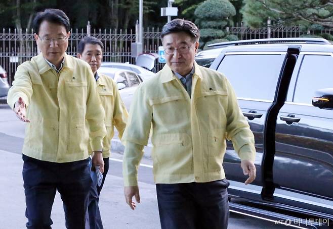 (대전=뉴스1) 김낙희 기자 = 윤호중 행정안전부 장관이 8일 오후 국가정보자원관리원 대전 본원을 찾아 현장점검을 하고 있다. 2025.10.8/뉴스1 Copyright (C) 뉴스1. All rights reserved. 무단 전재 및 재배포, AI학습 이용 금지. /사진=(대전=뉴스1) 김낙희 기자