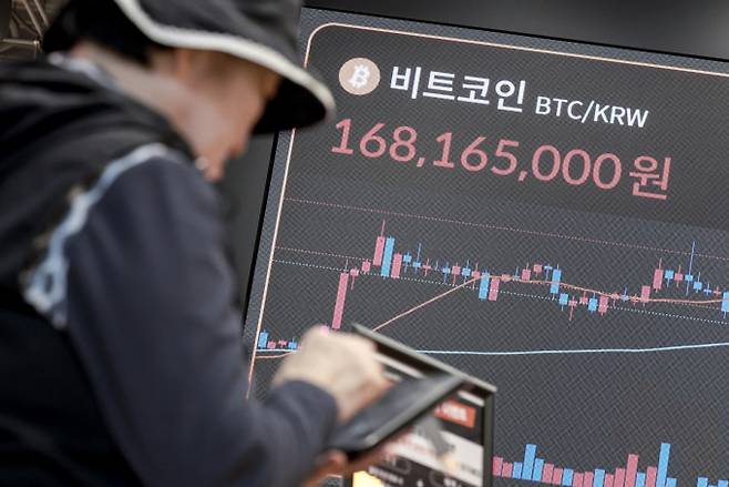 서울 서초구 빗썸라운지 강남점 전광판에 비트코인 시세가 표시되어 있다. .사진=뉴시스