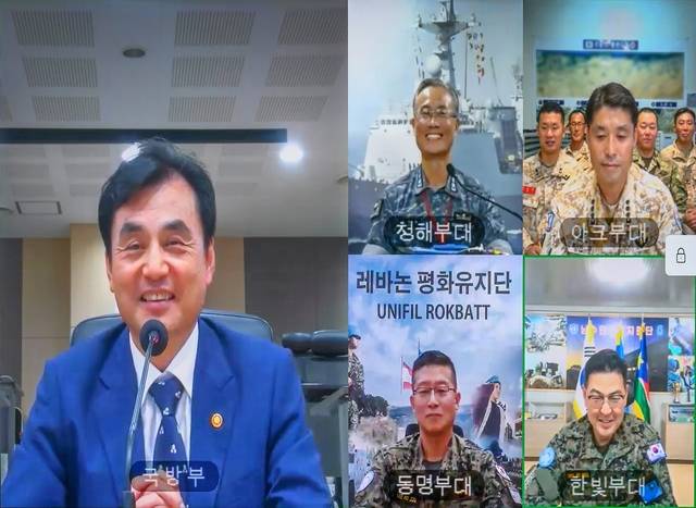 안규백 국방부 장관이 지난 4일  해외파병부대원들과 화상으로 격려통화를 하고 있다. 국방부 제공