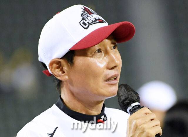 1일 서울 잠실야구장에서 열린 '2025 신한 SOL BANK KBO리그' NC 다이노스와 LG 트윈스 경기. 우승을 확정 지은 LG 트윈스 염경엽 감독이 팬들에게 감사의 말을 전하고 있다./마이데일리