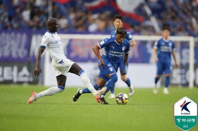 인천과 수원의 경기 모습/한국프로축구연맹