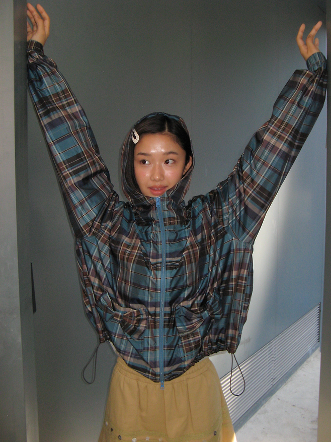 론론 ‘체크 리본 포켓 윈드브레이커’ [론론 제공]