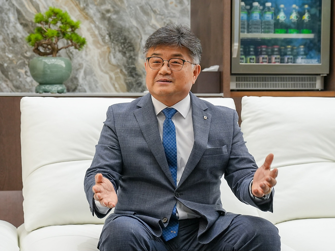 이영우 농협은행 투자상품자산관리부문 부행장은 지난 1일 본지 인터뷰에서 “올해 초 금융투자소득세 폐지로 국내 주식 투자 매력이 상승하면서 부동산과 함께 금융상품 투자 상담 문의도 늘어나는 추세”라고 말했다. [농협은행]