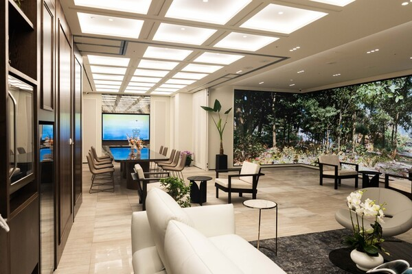 농협은행이 서울 서대문구 본점에 최상위 고객 전용 프리미엄 자산관리 공간인 ‘NH로얄챔버’를 지난달 오픈했다. 라운지 내부는 ‘도심속의 쉼’을 콘셉트로 설계됐다. 자연을 만끽할 수 있게 임창민 작가의 작품을 대형 디지털 캔버스로 구현했다. 로얄챔버는 전화나 농협은행 모바일앱을 통해 예약제로 운영된다. [농협은행]