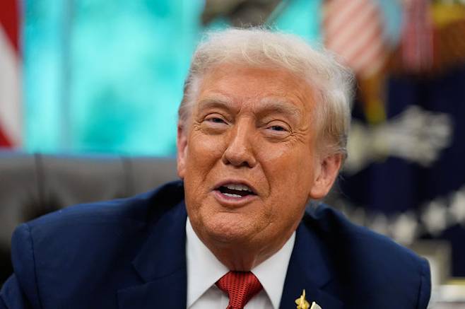 [워싱턴=AP/뉴시스]도널드 트럼프 미국 대통령이 25일(현지 시간) 백악관 집무실에서 행정명령 서명식을 진행하며 미소짓고 있다. 2025.09.26.