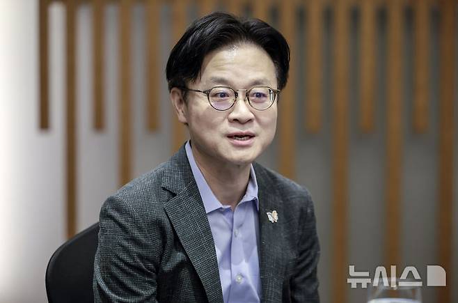 [서울=뉴시스] 정병혁 기자 = 김정관 산업통상부 장관이 2일 서울 강남구 그랜드인터컨티넨탈호텔에서 열린 산업통상부장관-무역협회 회장단 조찬 간담회에서 인사말을 하고 있다. 2025.10.02 jhope@newsis.com