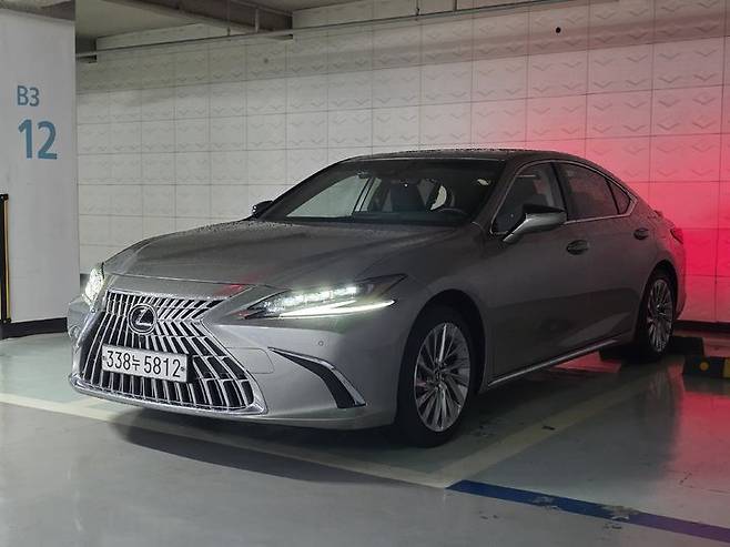 [서울=뉴시스] 박현준 기자 = 렉서스 ES300h가 주차장에 주차되어 있는 모습. 2025.08.25. parkhj@newsis.com *재판매 및 DB 금지