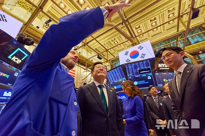 [뉴욕=뉴시스] 최동준 기자 = 이재명 대통령이 25일(현지 시간) 미국 뉴욕 증권거래소를 방문해 관계자의 설명을 듣고 있다. (공동취재) 2025.09.26. photocdj@newsis.com