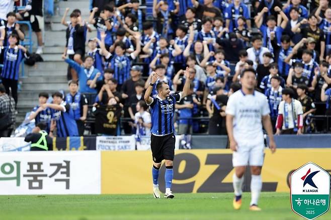 [서울=뉴시스]K리그2 인천 무고사의 세리머니. (사진=한국프로축구연맹 제공)