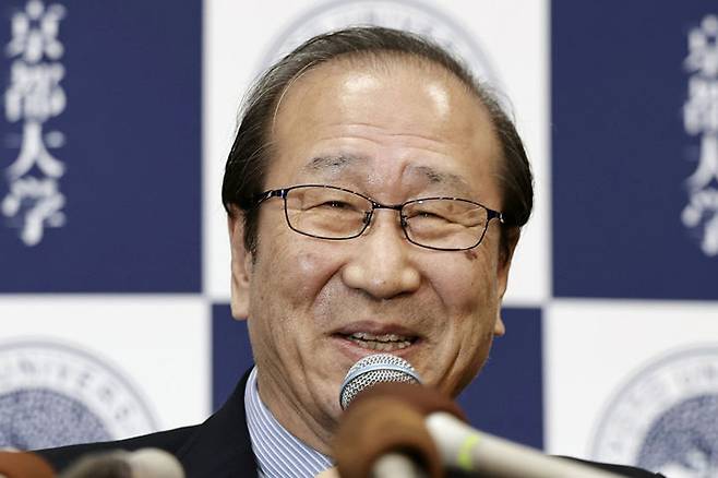 [오사카=뉴시스/AP] 8일 일본 마이니치신문에 따르면 기타가와 교수는 이날 저녁 교토대에서 열린 기자회견에서 "이렇게 큰 명예를 주셔서 감사하다"며 "새로운 도전이야말로 과학자에게 주어진 최고의 즐거움이라고 생각한다"며 "함께해준 동료와 제자, 이해해준 가족에게 감사하다"고 말했다. 사진은 2025년 노벨화학상 수상자인 기타가와 스스무 교수가 8일 일본 오사카 교토대학에서 열린 기자회견에서 환하게 웃고 있다. 2025.10.08.