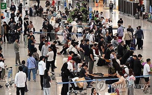 붐비는 인천공항 1터미널 입국장 [연합뉴스 제공]