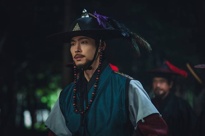 박영운은 극 중 신수혁의 대사 90%가 '전하'였는데, 적절한 톤을 찾기까지 한 달 반이 걸렸다고 밝혔다. 마스크스튜디오 제공