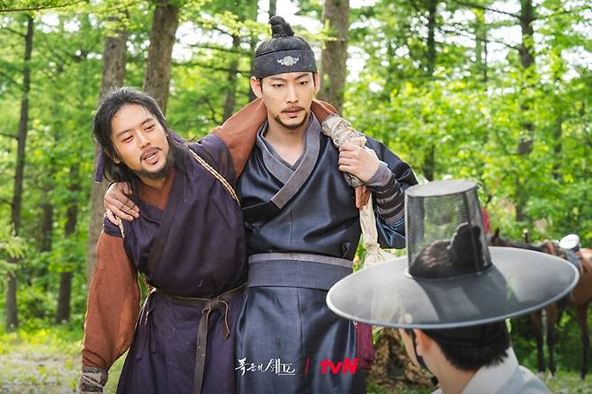 7화에서 본격적으로 나온 공길과의 티격태격하는 케미스트리는 배우 이주안과 아이디어를 나누며 만든 부분이다. tvN 제공