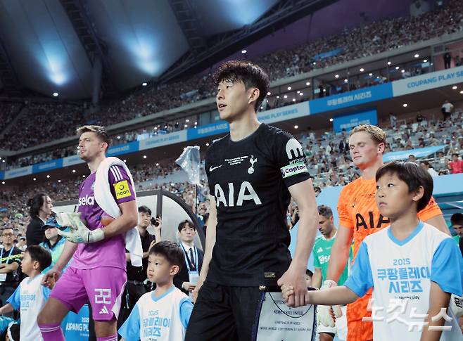 토트넘 손흥민이 3일 오후 서울 마포구 월드컵경기장에서 열린 '2025 쿠팡플레이 시리즈' 프리미어리그 토트넘과 뉴캐슬의 경기에 입장하고 있다. 노컷뉴스