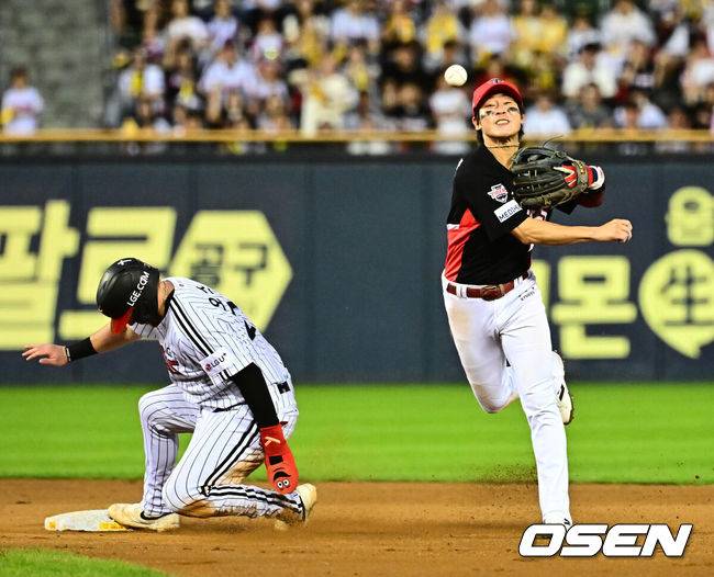 [OSEN=잠실, 지형준 기자] 13일 오후 서울 잠실구장에서 ‘2025 신한 SOL Bank KBO리그’ LG 트윈스와 KIA 타이거즈의 경기가 열렸다. LG는 임찬규, KIA는 이의리가 선발로 나섰다. 6회말 무사 1루에서 KIA 박찬호가 LG 문보경의 2루땅볼에 오스틴을 포스아웃 처리하고 1루로 송구하며  병살을 완성하고 있다. 2025.09.13 /jpnews@osen.co.kr