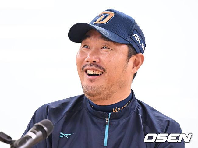 [OSEN=대구, 이석우 기자] 6일 대구 삼성라이온즈파크에서 2025 신한 SOL뱅크 KBO 와일드카드 결정전 삼성 라이온즈와 NC 다이노스의 경기가 열린다. 홈팀 삼성은 후라도가 방문팀 NC는 구창모가 선발 투수로 출전한다.NC 다이노스 이호준 감독이 기자들의 질문에 답하고 있다. 2025.10.06 / foto0307@osen.co.kr