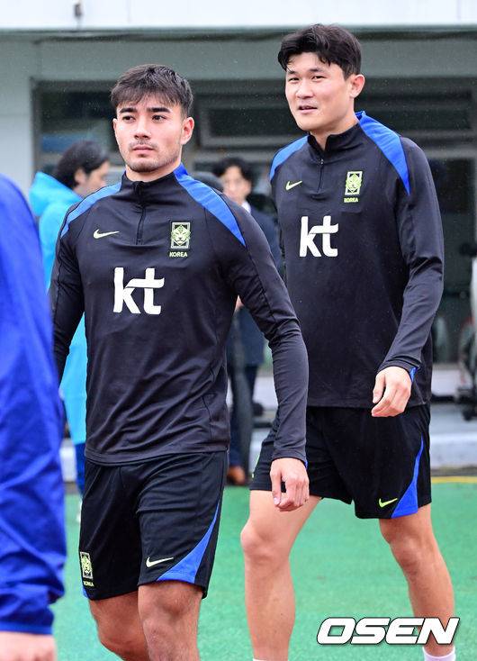 [OSEN=고양, 최규한 기자] 홍명보 감독이 이끄는 대한민국 축구 국가대표팀이 7일 오후 경기도 고양종합운동장 보조경기장에서 오는 10일 브라질과의 평가전을 앞두고 오픈트레이닝을 진행했다.한국 축구대표팀과 브라질은 오는 10일 서울월드컵경기장에서 친선경기를 갖는다.훈련을 앞두고 김민재와 옌스 카스트로프가 훈련장에 들어서고 있다. 2025.10.07 / dreamer@osen.co.kr