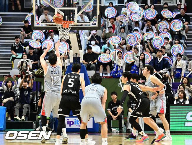 [OSEN=수원, 조은정 기자]수원 KT는 7일 수원 소닉붐아레나에서 열린 2025-2026 LG전자 프로농구 현대 모비스와 맞대결서 74-73으로 승리했다. 이날 승리로 KT는 홈 2연승을 기록했다. 김선형은 9점-7어시스트, 하윤기가 18점-6리바운드, 아이재아 힉스는 16점-11리바운드 등을 기록하며 팀 승리를 이끌었다. 연장 1차 현대모비스 함지훈이 자유투에 실패하고 있다. 2025.10.07 /cej@osen.co.kr