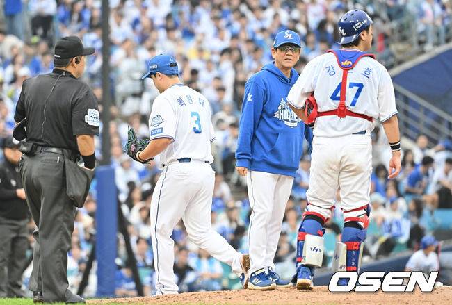 [OSEN=대구, 이석우 기자] 6일 대구 삼성라이온즈파크에서 2025 신한 SOL뱅크 KBO 와일드카드 결정전 삼성 라이온즈와 NC 다이노스의 경기가 열렸다. 홈팀 삼성은 후라도가 방문팀 NC는 구창모가 선발 투수로 출전했다.삼성 라이온즈 최원태가 2사 만루 위기서 교체되고 있다. 2025.10.06 / foto0307@osen.co.kr