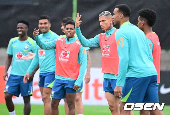 [OSEN=고양, 최규한 기자] 홍명보호와 평가전을 앞둔 브라질 축구 대표팀이 7일 오후 경기도 고양종합운동장 보조경기장에서 공식 훈련을 펼쳤다.한국 축구대표팀과 브라질은 오는 10일 서울월드컵경기장에서 친선경기를 갖는다.브라질 히샬리송을 비롯한 선수들이 훈련을 펼치고 있다. 2025.10.07 / dreamer@osen.co.kr