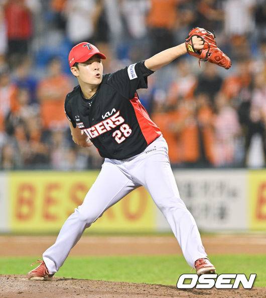 [OSEN=대전, 박준형 기자] 27일 오후 대전한화생명이글스파크에서 ‘2024 신한 SOL BANK KBO리그’ 한화 이글스와 KIA 타이거즈의 경기가 진행됐다.이날 한화는 와이스를, 기아는 황동하를 선발투수로 내세웠다.8회말 KIA 김민재 투수가 역투하고 있다.  2024.09.27 / soul1014@osen.co.kr