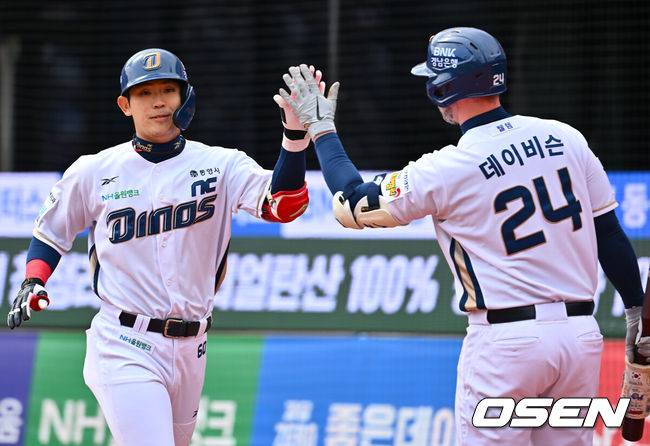[OSEN=부산, 이석우 기자] 13일 부산 사직야구장에서 2025 신한 SOL 뱅크 KBO 리그 롯데 자이언츠와 NC 다이노스의 경기가 열렸다. 주말 3연전 동안 NC 다이노스가 창원NC파크 대신 사직야구장을 홈구장으로 사용한다. 홈팀 NC는 이용찬, 방문팀 롯데는 김진욱이 선발 출전했다.NC 다이노스 박한결이 1회말 2사 2루 좌월 2점 홈런을 치고 하이파이브를 하고 있다. 2025.04.13 / foto0307@osen.co.kr