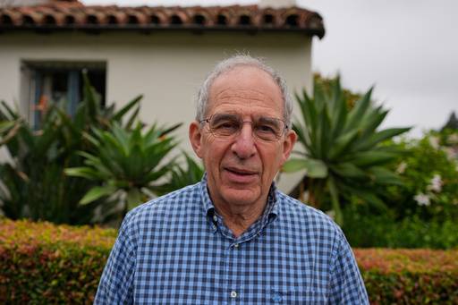 미국의 명문 UC 샌타바버라에&nbsp;재직 중인 미셸 드보레 교수가 7일(현지시간) 노벨물리학상 수상자 선정 소식이 전해진 뒤&nbsp;샌타바버라의 자택 앞에서 사진 촬영에 응하고 있다. 프랑스 국적의 드보레는 양자 컴퓨터&nbsp;연구 분야의 업적으로&nbsp;존 클라크(영국),&nbsp;존 마르티니스(미국)와 함께 올해 노벨물리학상을 공동으로 받게 됐다. AP연합뉴스