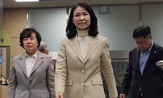 지난 4일 석방된 이진숙 전 방송통신위원장이 서울 영등포경찰서를 나서고 있다. 연합뉴스