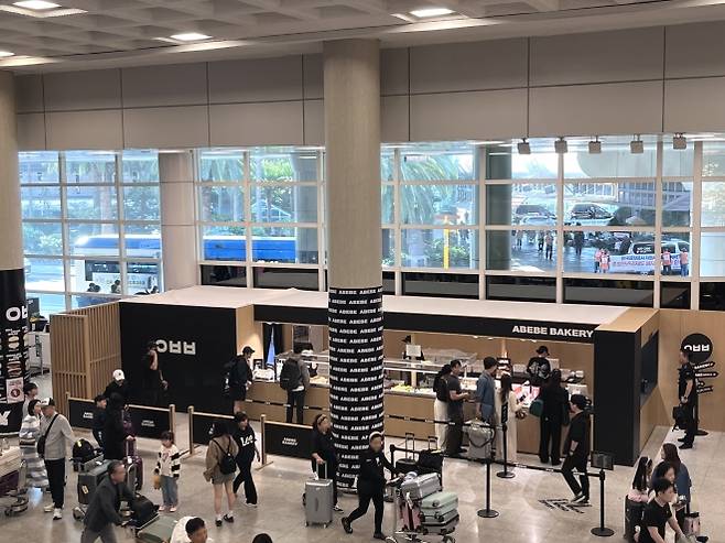 제주로컬브랜드 ‘아베베베이커리’ 팝업스토어가 다시 한 번 오픈해 제주를 찾는 여행객의 입맛을 사로잡고 있다. 한국공항공사 제주공항 제공