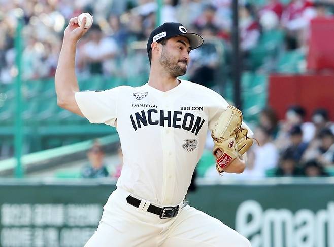 SSG 랜더스 미치 화이트가 인천 SSG랜더스필드에서 열린 2025 KBO리그 정규시즌 한화 이글스와의 홈 경기에서 공을 던지고 있다. SSG 랜더스 제공