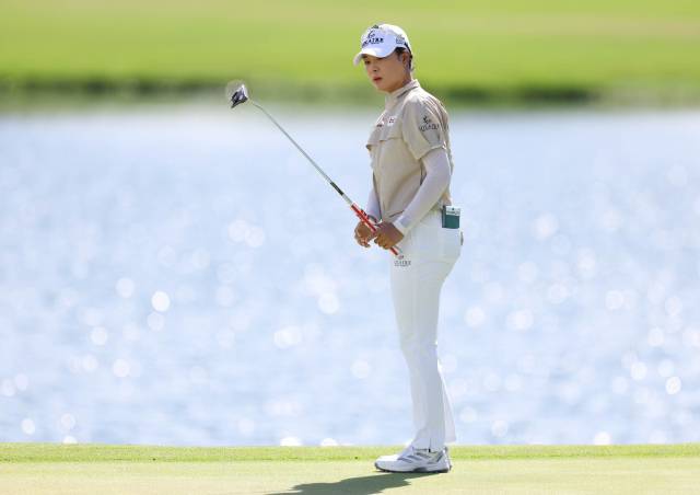 퍼팅을 한 뒤 공을 바라보고 있는 윤이나. 사진 제공=대홍기획